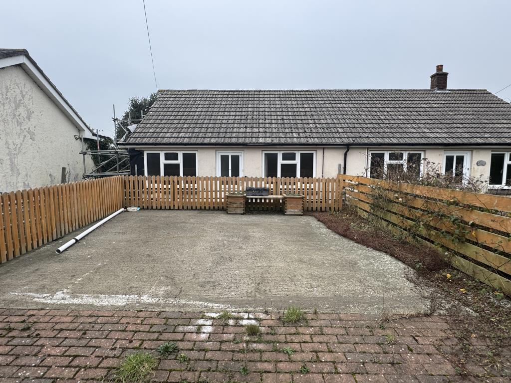 Lot: 170 - SEMI-DETACHED BUNGALOW FOR EXTENSIVE IMPROVEMENT - View of the property and driveway from the front